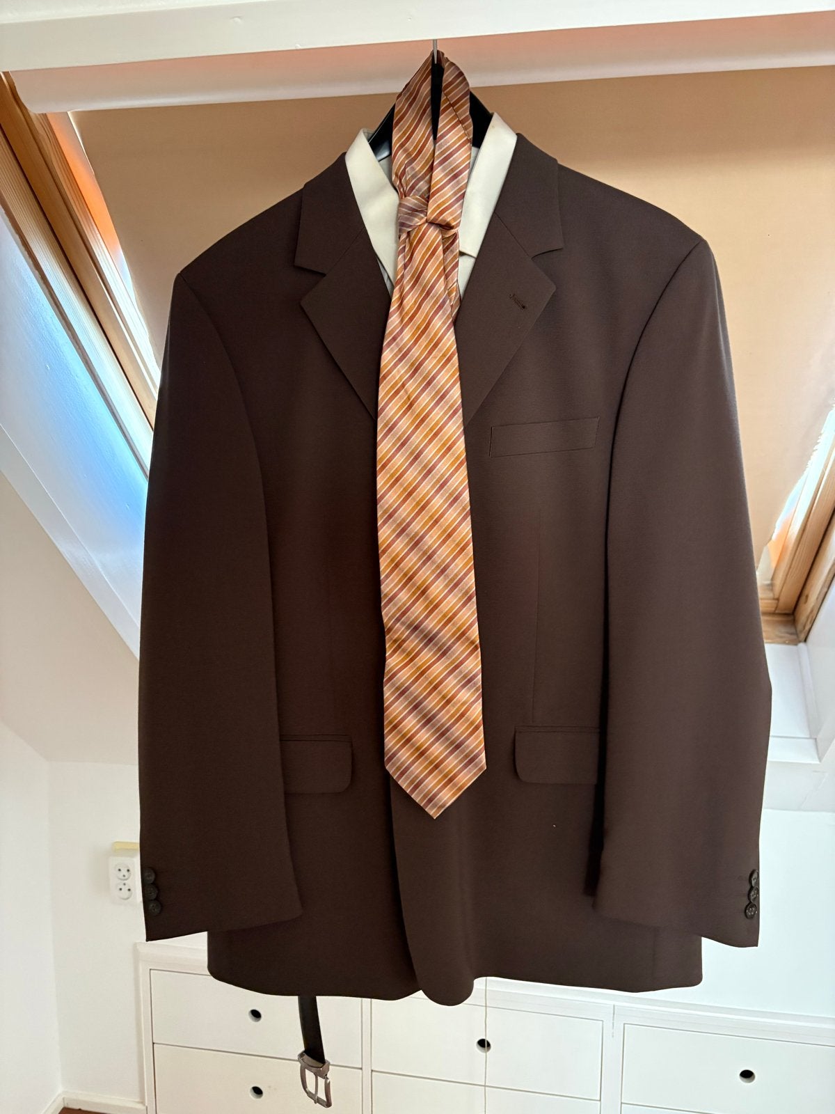 Bruin herenpak met stropdas - Maat 54C, Kleding | Heren, Ophalen, Zo goed als nieuw, Maat 52/54 (L), Bruin