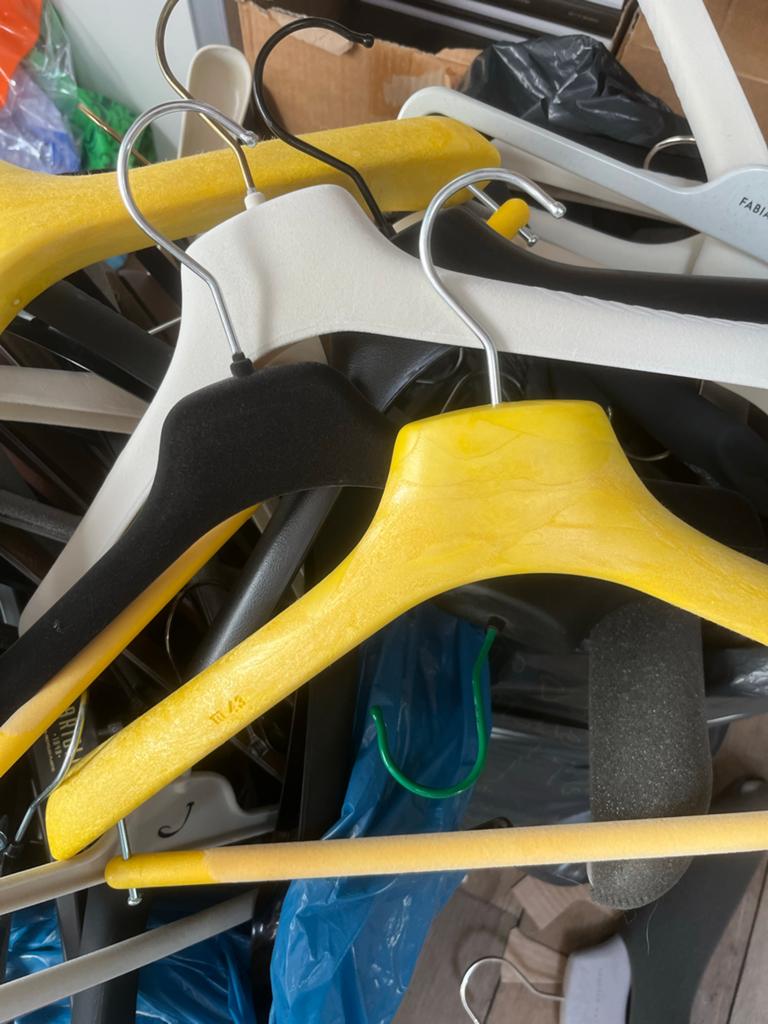 Grote hoeveelheid kledinghangers (ook voor broeken) gratis, Ophalen, Zo goed als nieuw, Kunststof, Volwassenen
