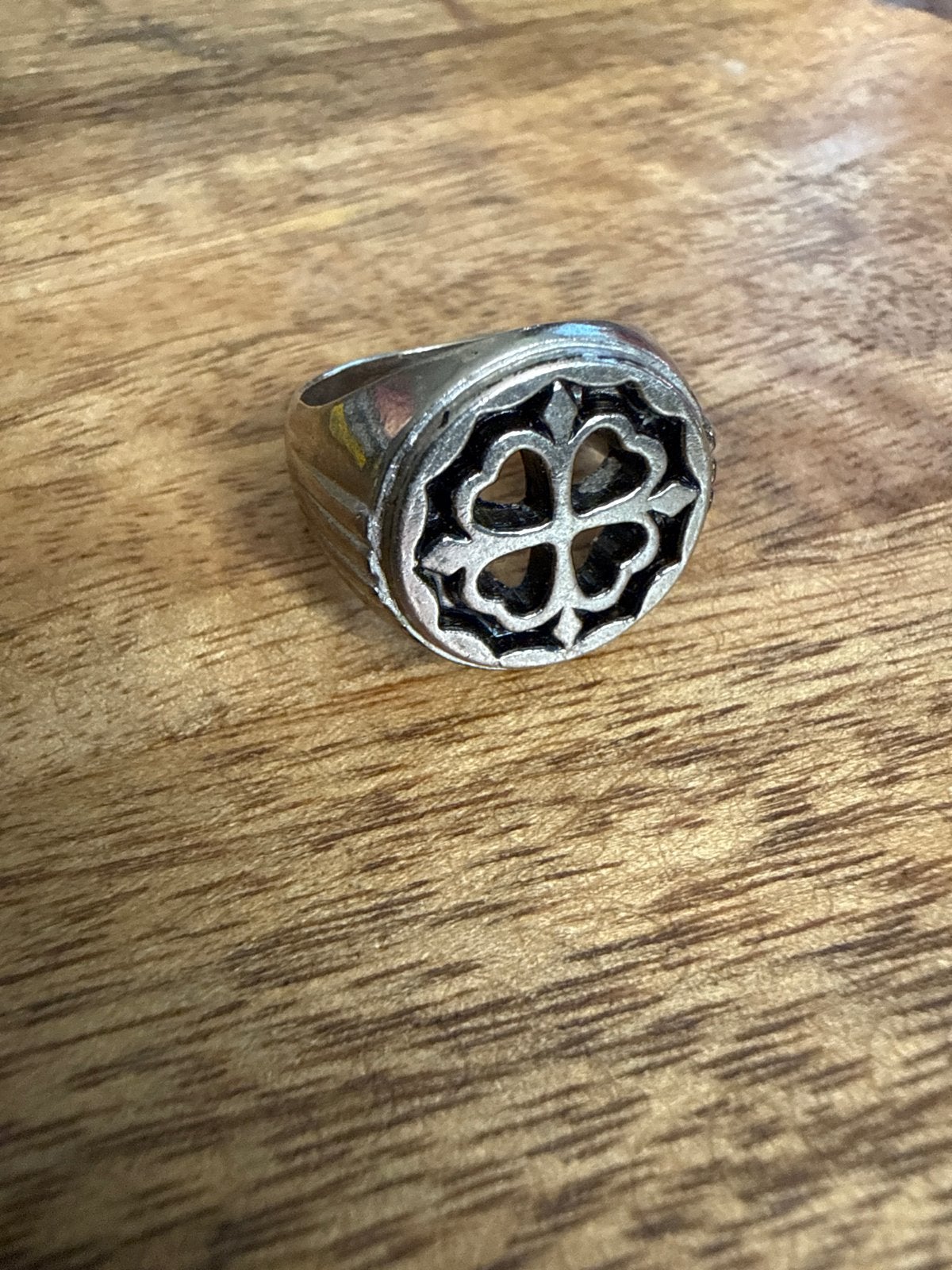 Zilverkleurige zegelring met klaver vier design, Sieraden, Tassen en Uiterlijk, Gebruikt, Ophalen of Verzenden, Dame of Heer, Zilver
