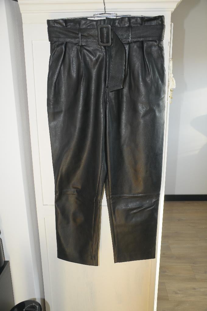 Leuke zwart leren paperback broek van H&M, maat 38, ZGAN!!, Maat 38/40 (M), H&M, Zwart, Ophalen of Verzenden