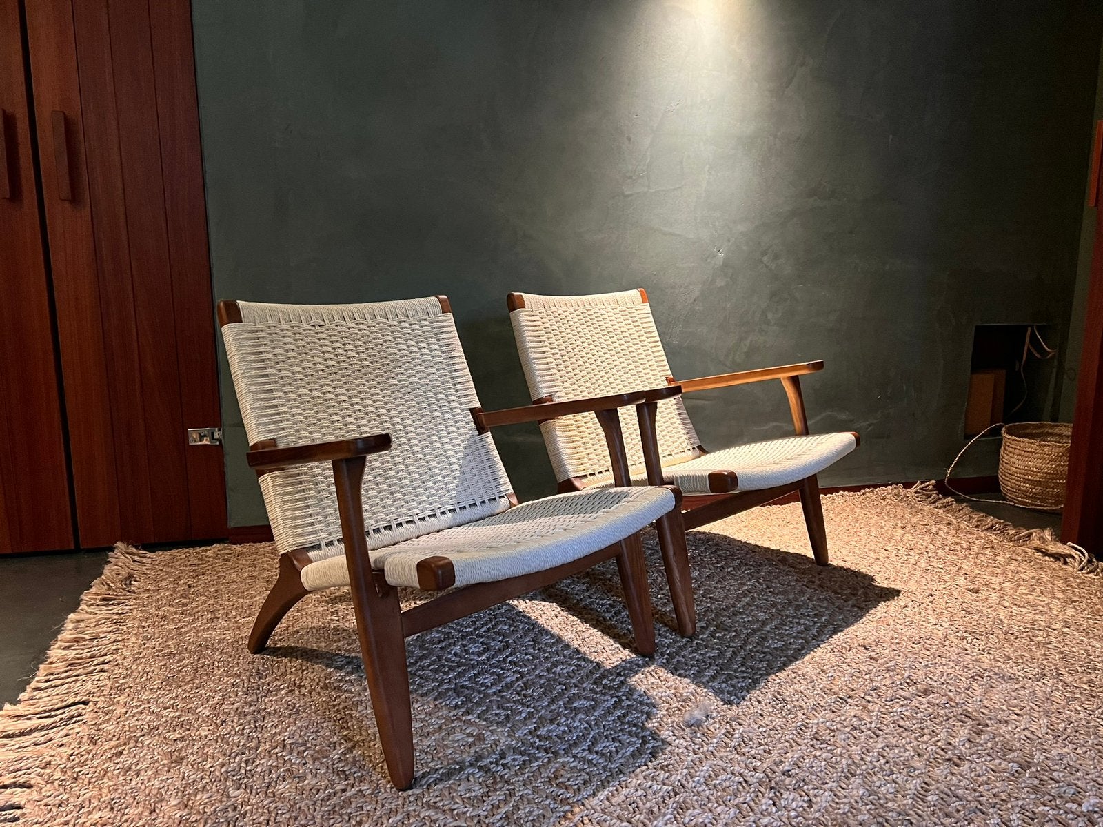 Walnut wood lounge chair met paper cord - stoel walnoot, Huis en Inrichting, Stoelen, Ophalen, Twee, Bruin, Zo goed als nieuw