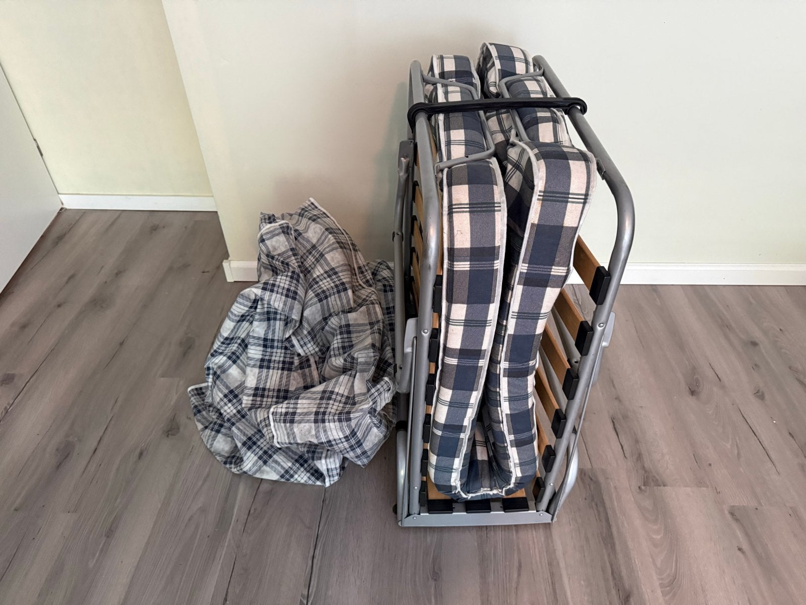 Opvouwbaar logeerbed met matras en hoes, Ophalen, Gebruikt, Eenpersoons, Blauw