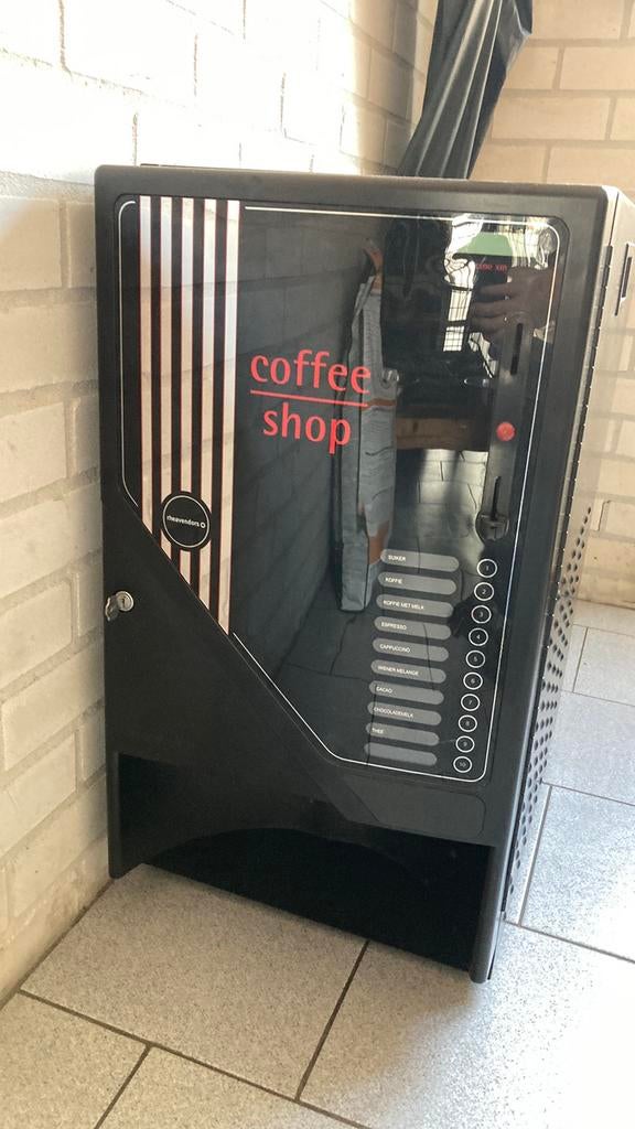 Koffiemachine met bekeruitgifte, Witgoed en Apparatuur, Koffiezetapparaten, 10 kopjes of meer, Ophalen, Zo goed als nieuw, Koffiemachine