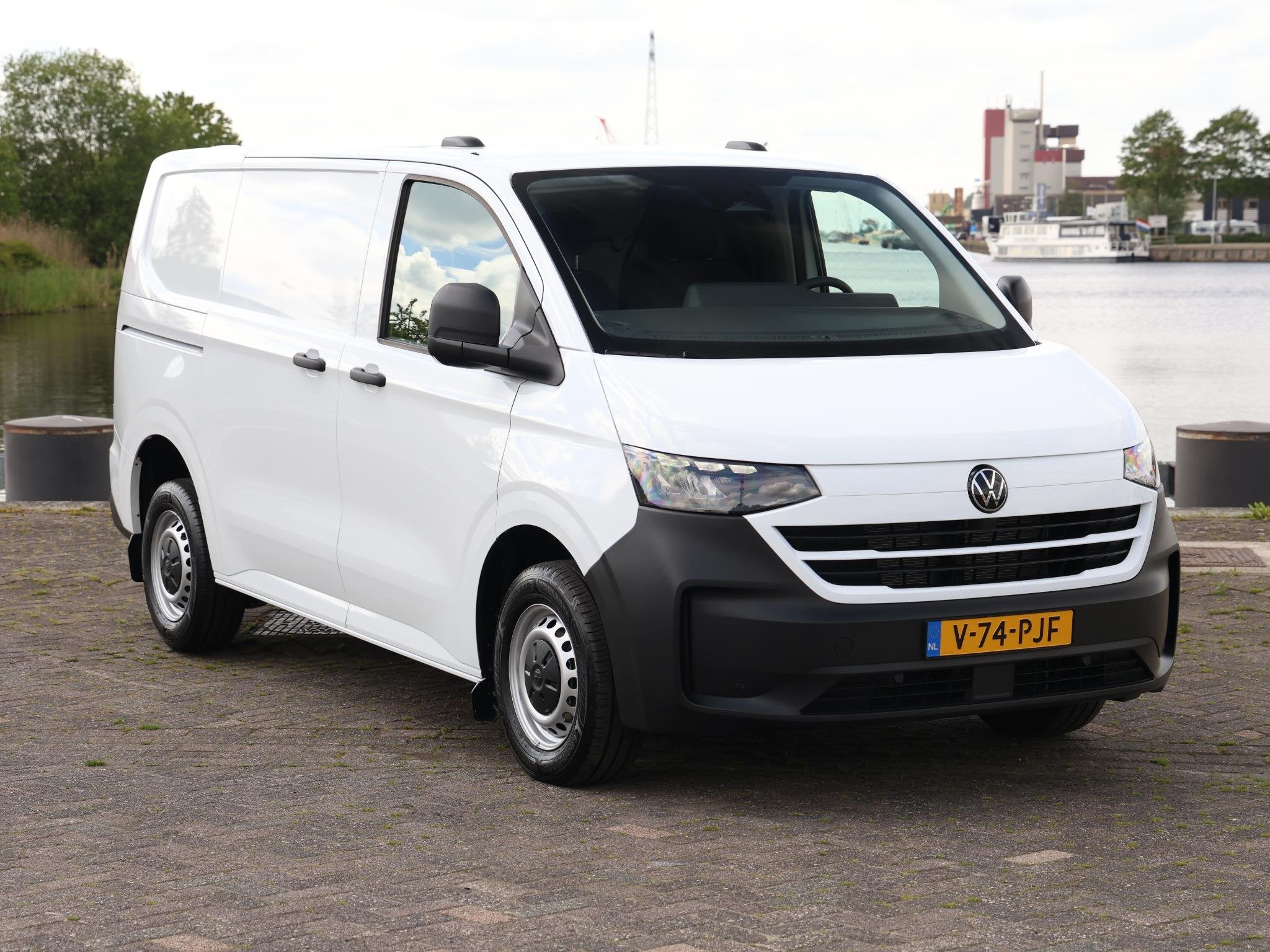 Foto 3 van Volkswagen Transporter 2.0 TDI 150pk L1H1 Life | ECC | Cruis