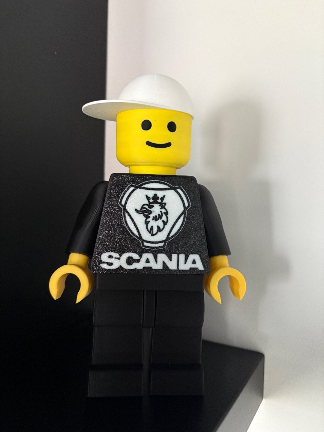 20 cm LEGO poppetje met Scania logo - volledig naar wens, MOC (eigen creatie), Overige thema's, Lego, Nieuw