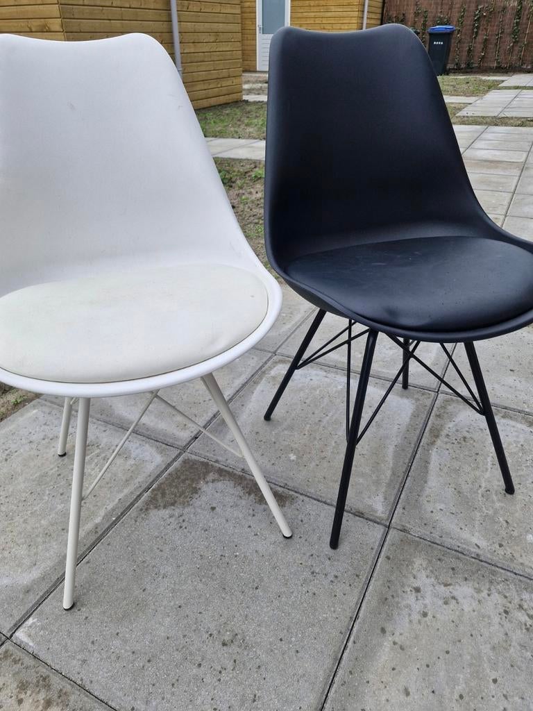 Set van 4 stoelen: 2 wit, 2 zwart - Gratis af te halen, Gebruikt, Overige kleuren, Ophalen of Verzenden, Vier