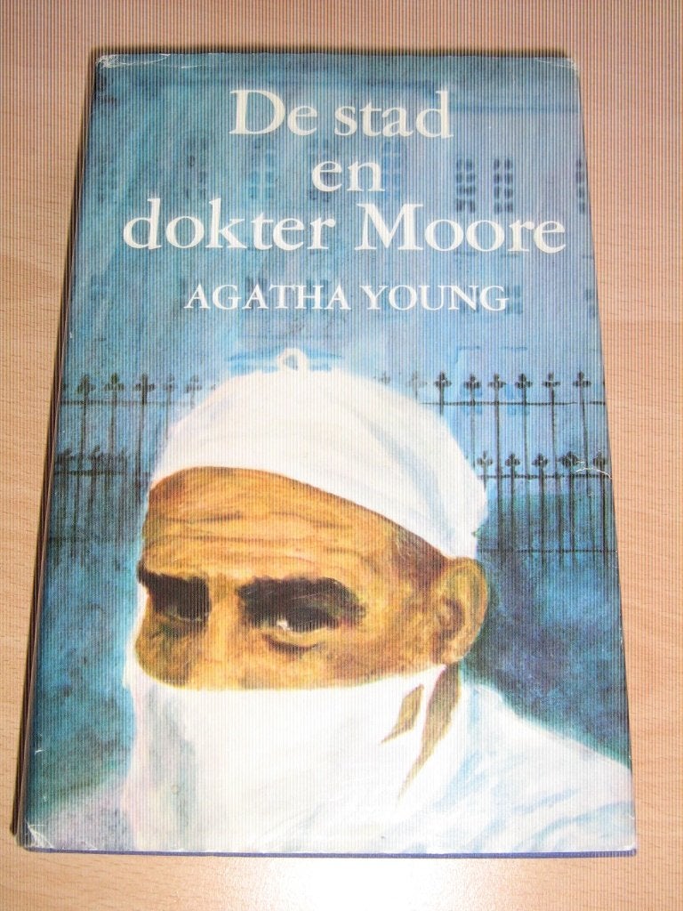 De stad en dokter moore - agatha young, Ophalen of Verzenden, Gelezen