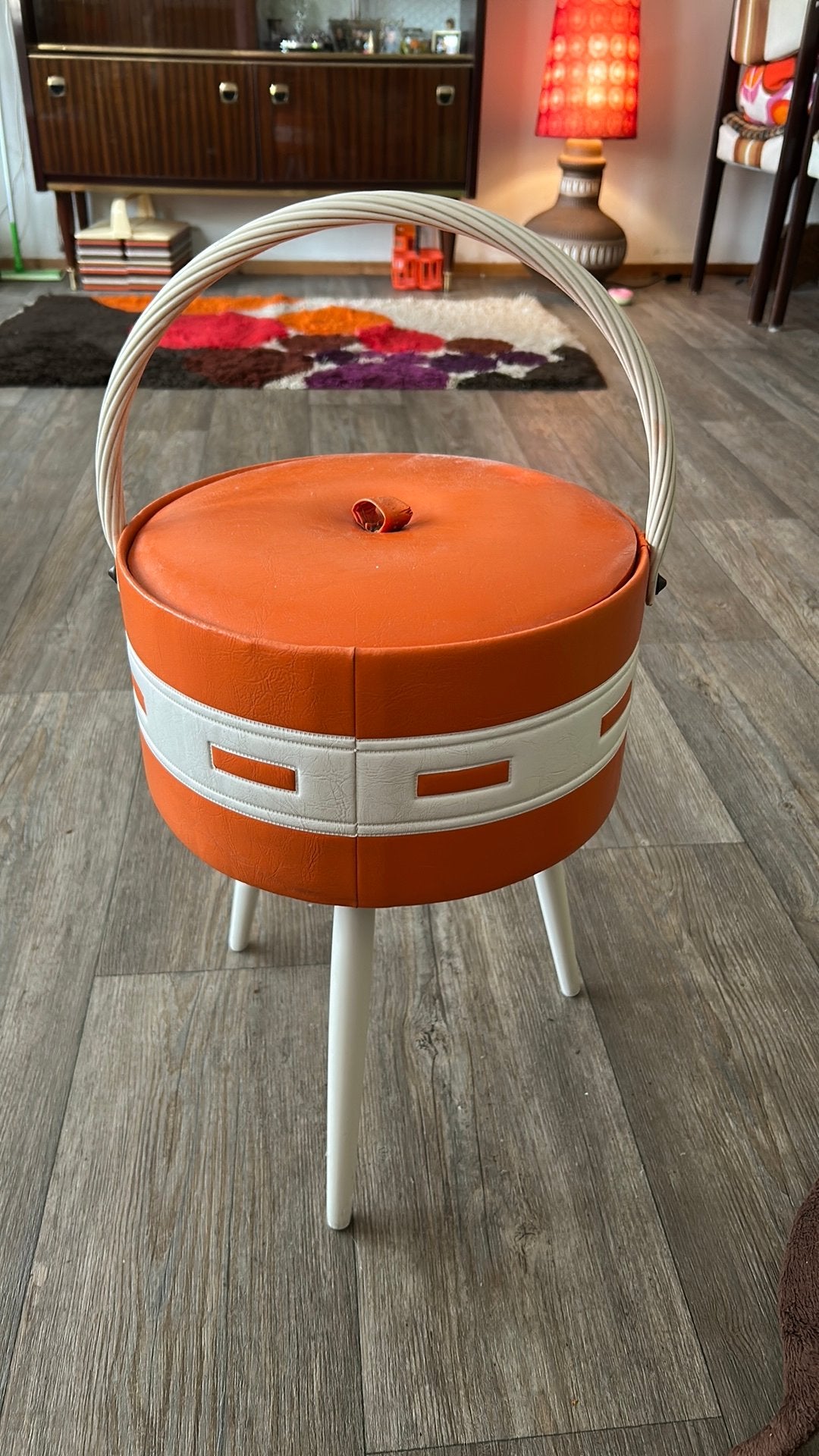 Vintage oranje naaimandje, Ophalen