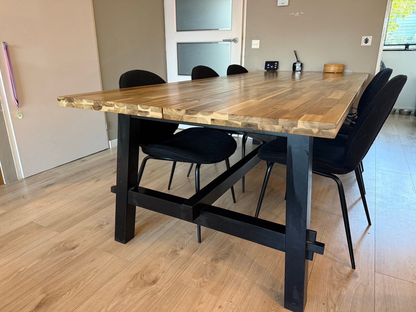 IKEA SKOGSTA Eettafel - Acacia/Zwart, 235x100 cm, Ophalen, 200 cm of meer, 50 tot 100 cm, Zo goed als nieuw
