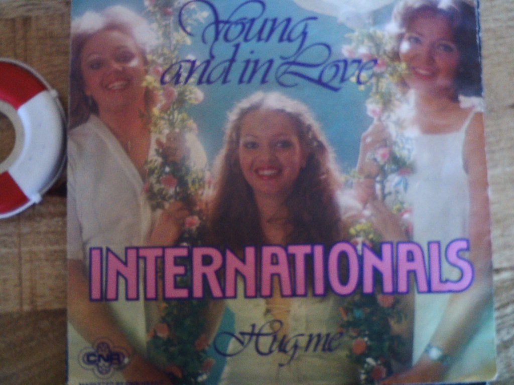 internationals - young and in love 9jul, 7 inch, Ophalen of Verzenden, Zo goed als nieuw, Pop