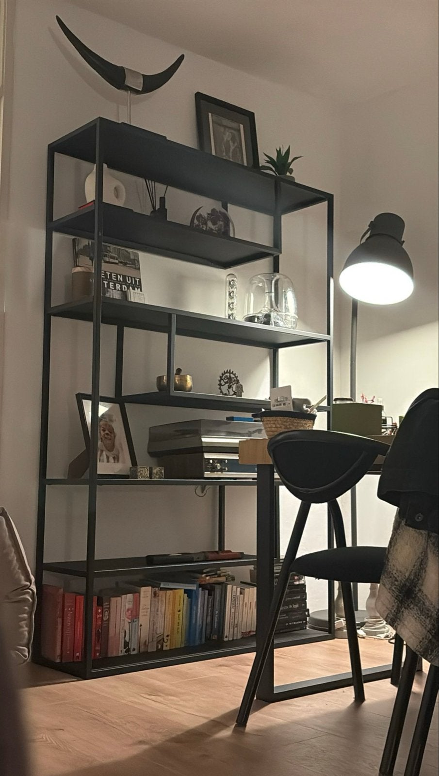 Industriële open vakkenkast met zwart metalen frame, Huis en Inrichting, Kasten | Boekenkasten, Ophalen, Met plank(en), Gebruikt