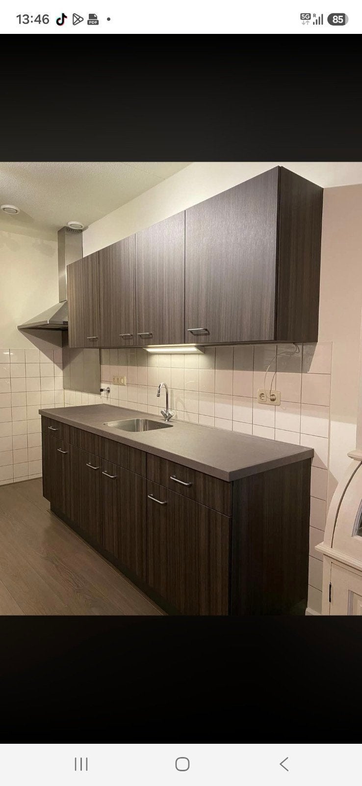 Moderne keuken met donkerbruine kasten en grijs werkblad, Bruin, Enkelwandige keuken, Ophalen of Verzenden, Zo goed als nieuw