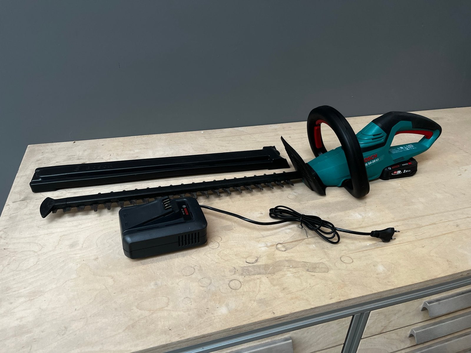 Bosch AHS 50-20 LI heggenschaar met accu en lader, Ophalen of Verzenden, Gebruikt, Accu