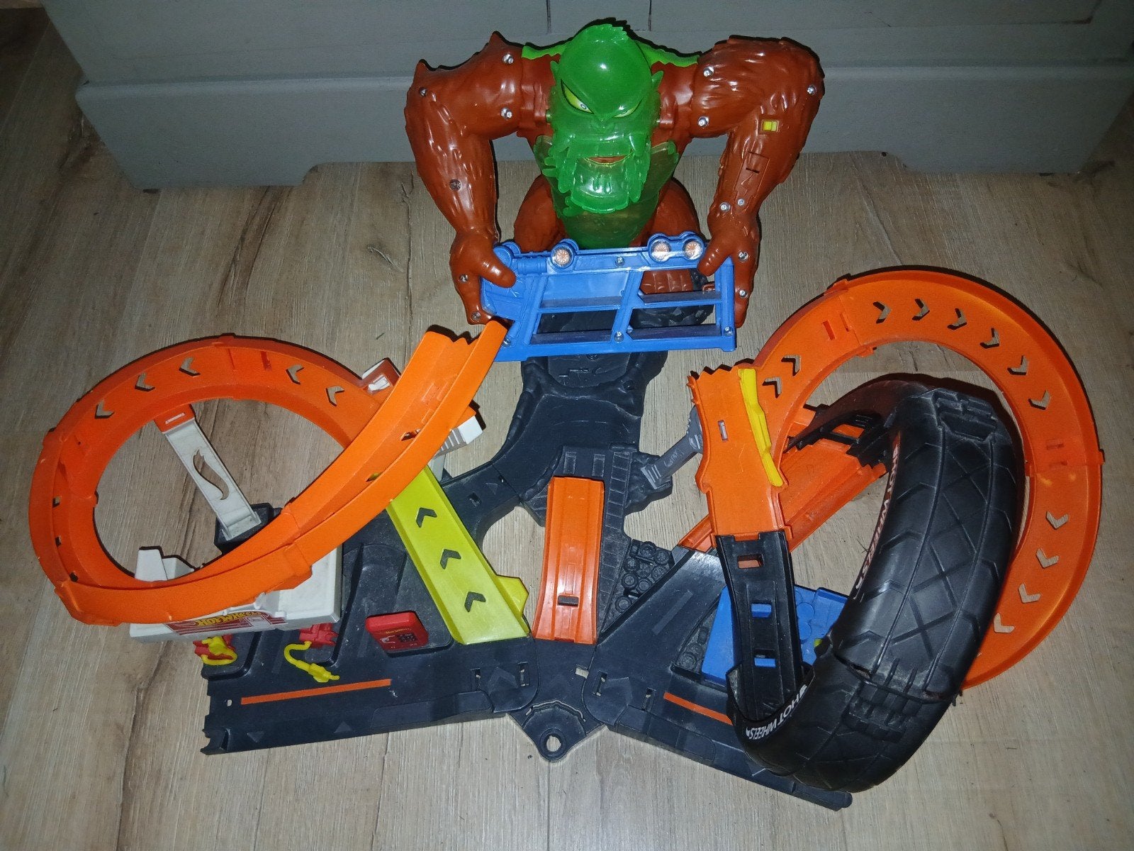 Hot Wheels Gorilla Racebaan met Looping met 5 gratis auto's, Racebaan, Ophalen of Verzenden, Zo goed als nieuw, Hot Wheels