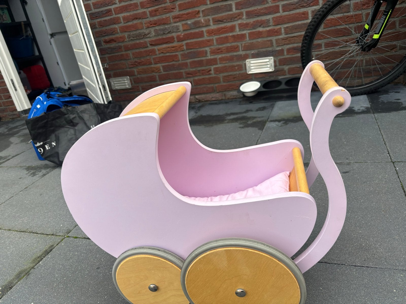 Kinderfeets Houten Poppenwagen Roze, Ophalen of Verzenden, Gebruikt, Meisje