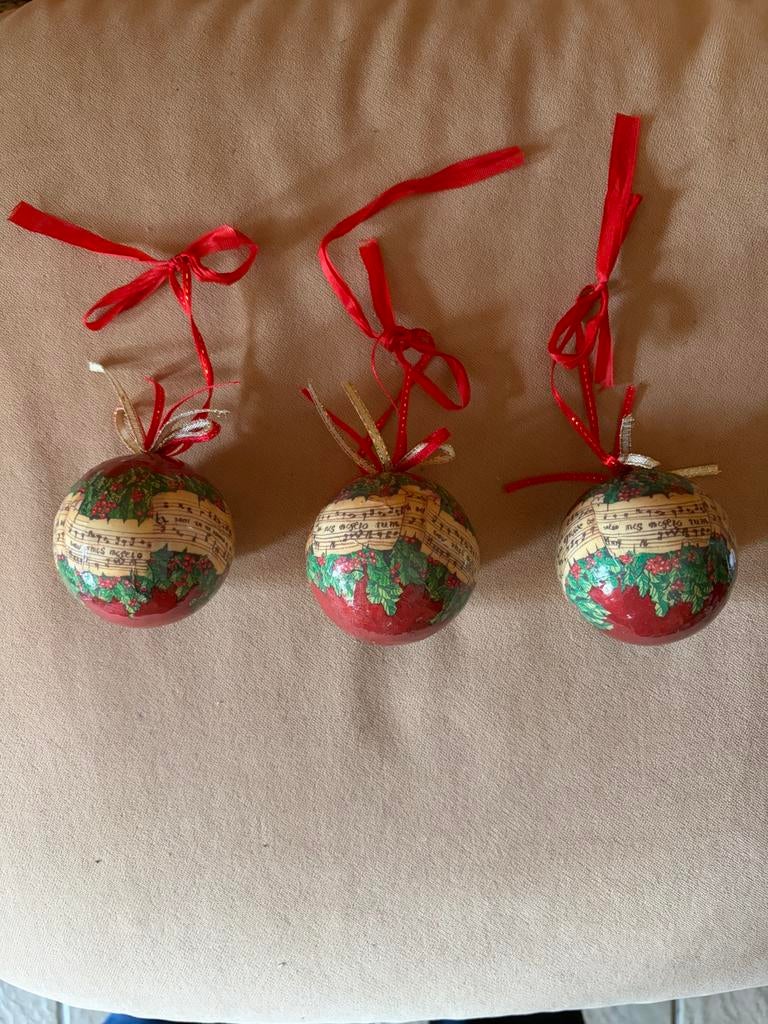 3 kerstballen papier rood 6 cm, Ophalen of Verzenden, Zo goed als nieuw