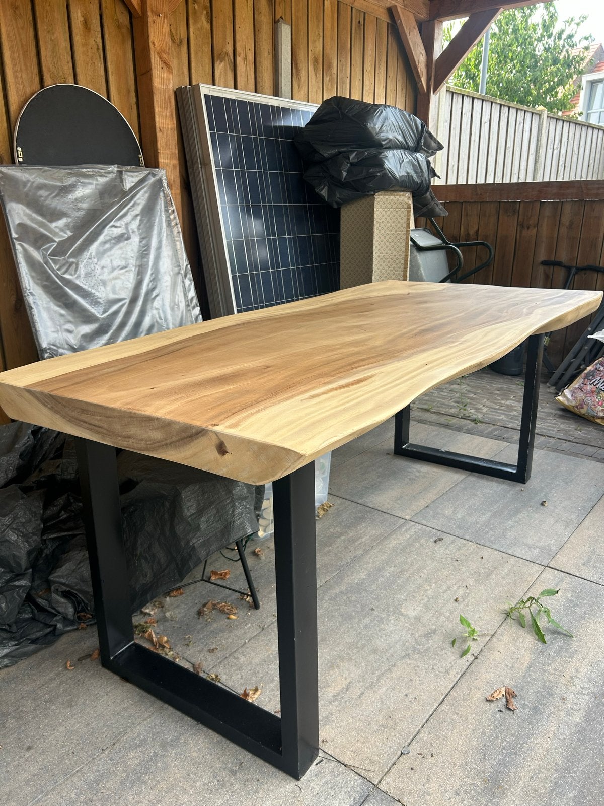 Suar boomstamtafel met metalen onderstel, Ophalen, 50 tot 100 cm, Zo goed als nieuw, Vijf personen of meer