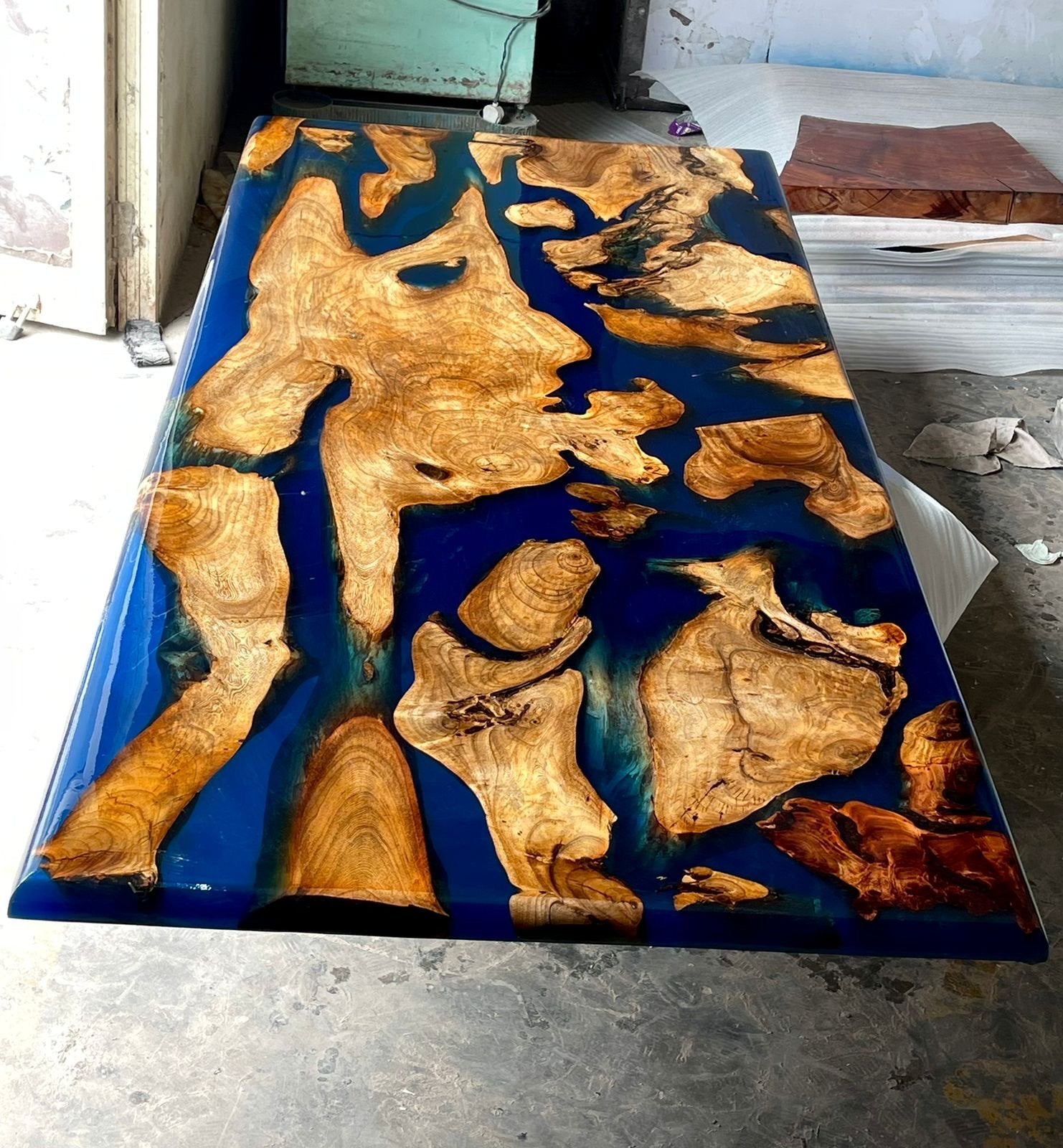 Unieke Epoxy Tafel - Handgemaakt met Hout en Blauwe Hars, Nieuw, 150 tot 200 cm, Vier personen, Rechthoekig