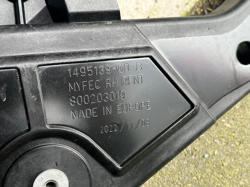 Foto 4 van Tesla Model Y voorfront 1498139-00-B