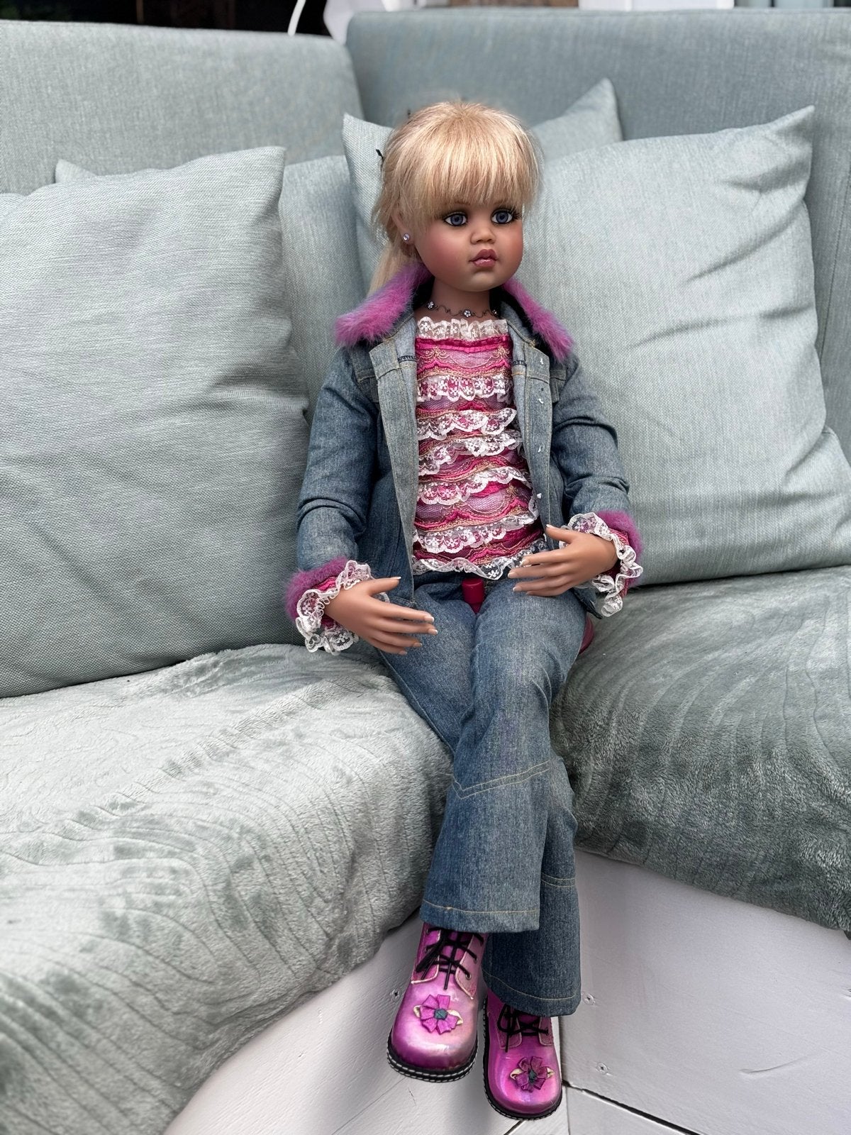 Jan McLean Designs Pop met denim outfit en roze details, Ophalen, Zo goed als nieuw, Pop