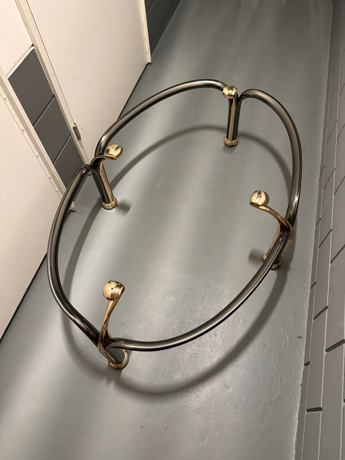 Ovale salontafel met glazen blad en metalen onderstel, Huis en Inrichting, Ophalen, Gebruikt, Ovaal, Glas