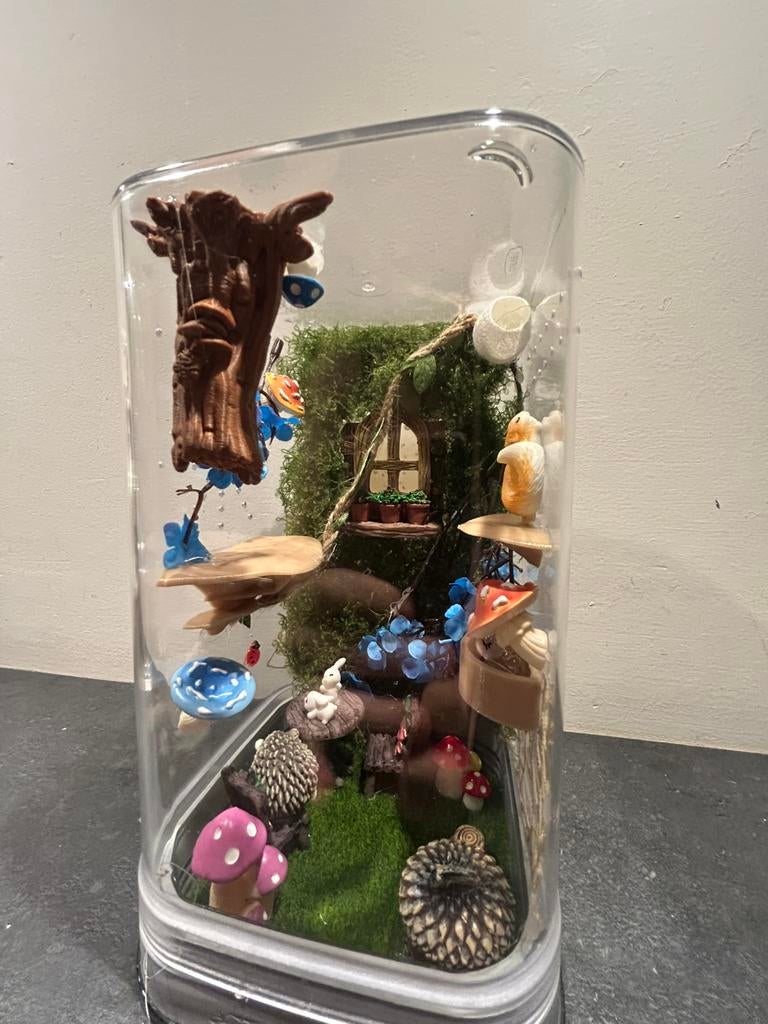 Springspin terrarium Alice in Wonderland theme, Spin of Schorpioen