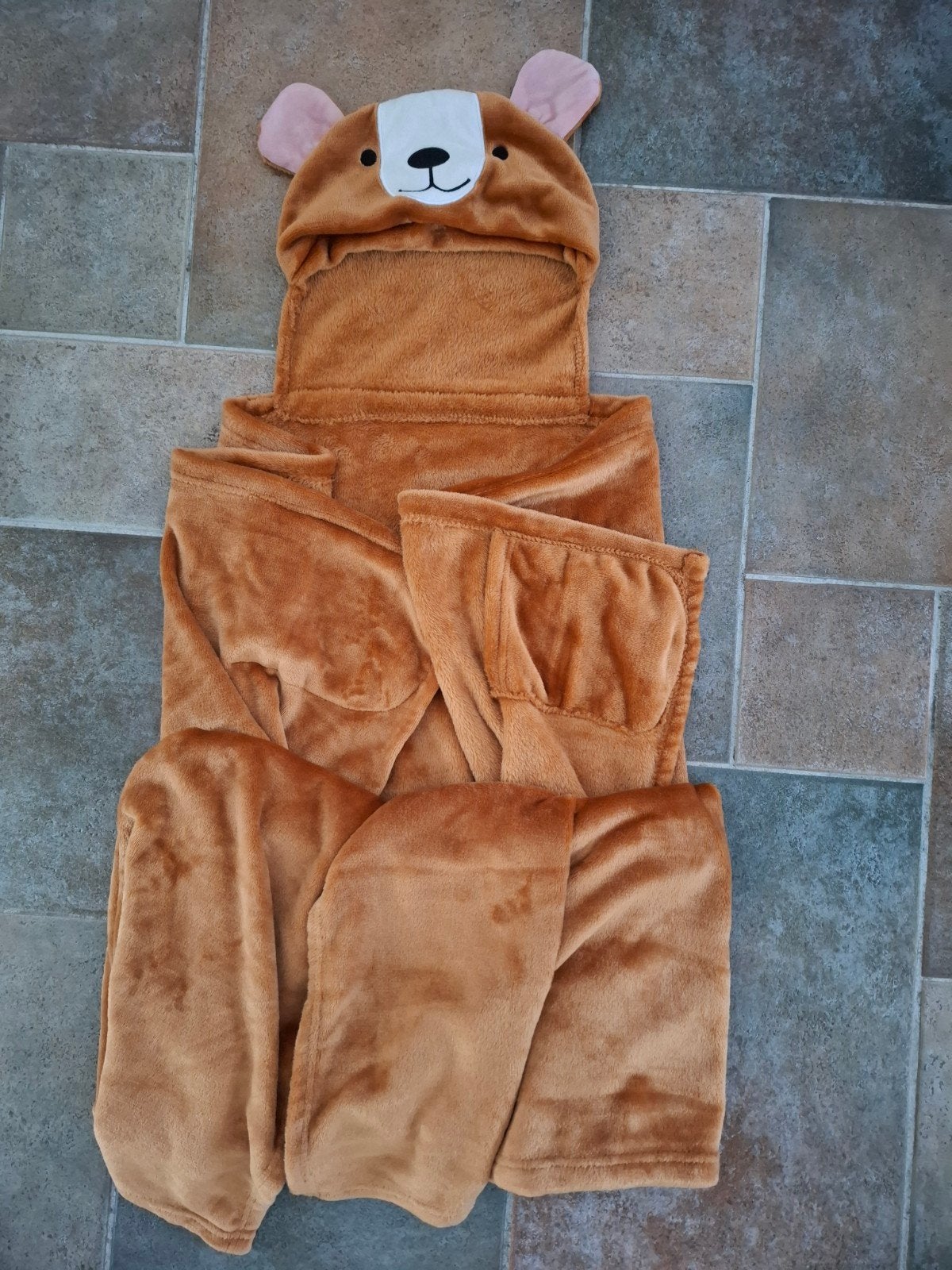 snuggleplaid / fleece deken 130 x 150 beer met knuffel tas, Nieuw, Ophalen of Verzenden, Fleece, Bruin