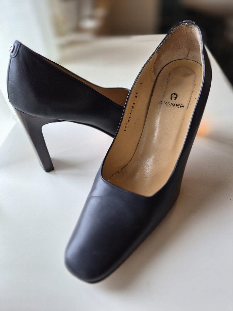 Aigner donkerblauwe pump maat 39, Aigner, Gedragen, Verzenden, Blauw