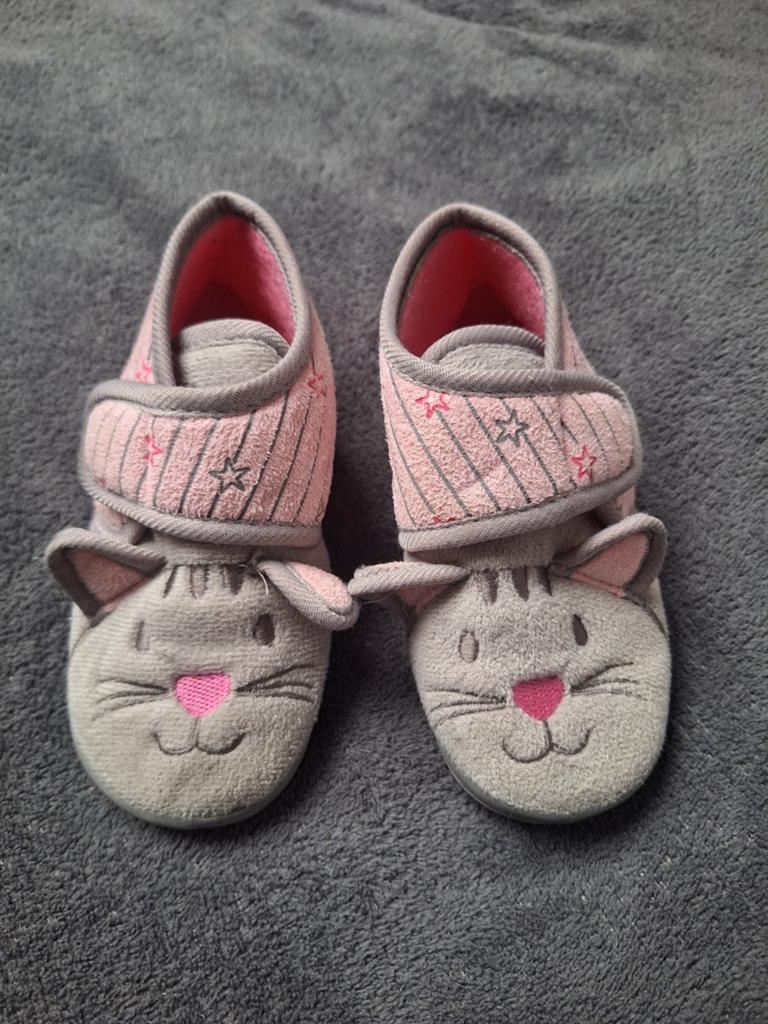 Leuke roze/grijze pantoffels met kattengezichtje, maat 26, Kinderen en Baby's, Kinderkleding | Schoenen en Sokken, Gebruikt, Meisje