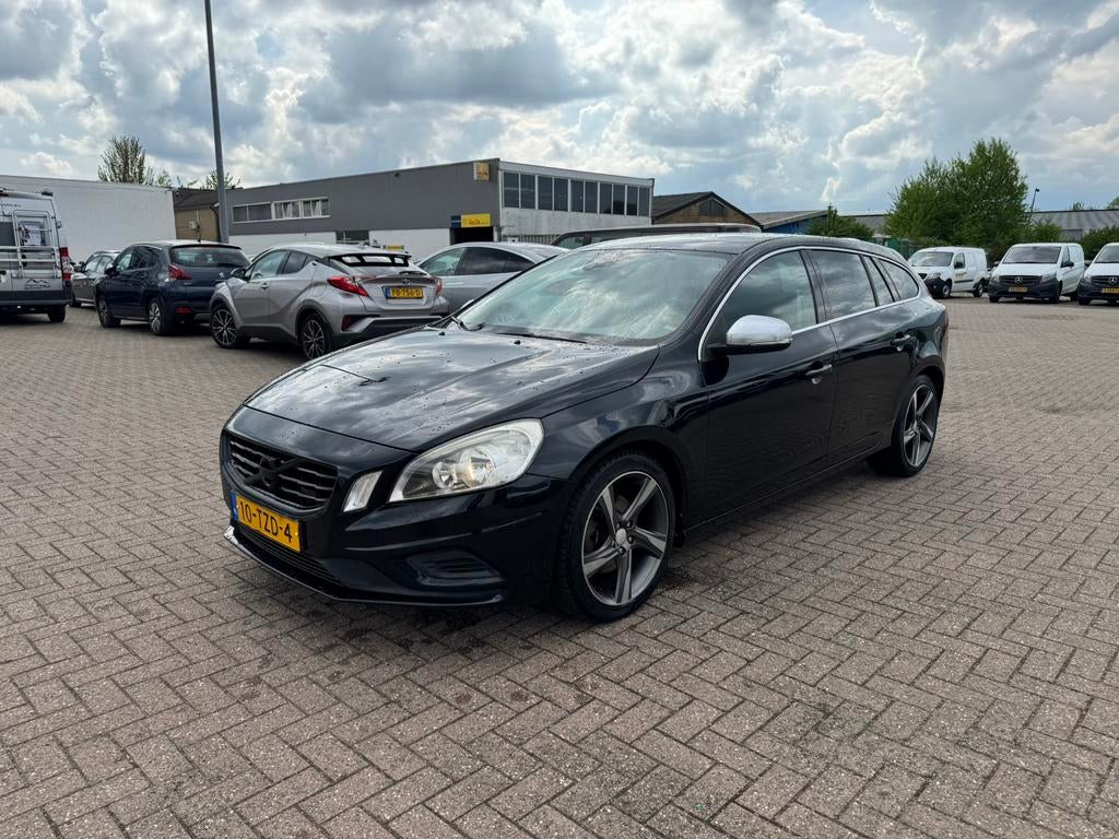 Volvo V60 T3 R-design 150pk Start/stop 2012 Zwart, Auto's, Voorwielaandrijving, 1596 cc, Euro 6, 4 cilinders