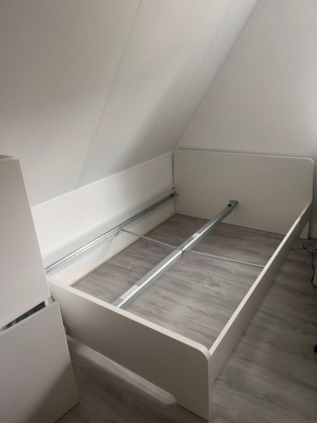 IKEA ASKVOLL bedframe wit 140x200 cm, Huis en Inrichting, Slaapkamer | Bedden, Zo goed als nieuw, Twijfelaar, 140 cm, 200 cm, Hout