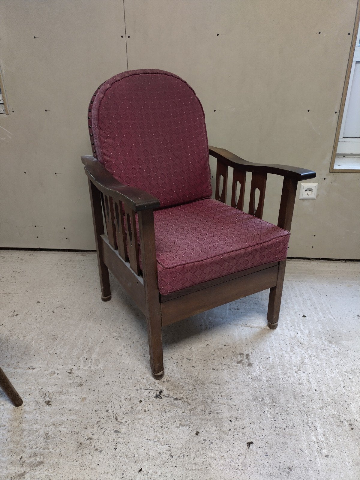 Vintage houten fauteuil met bordeauxrode bekleding, Ophalen