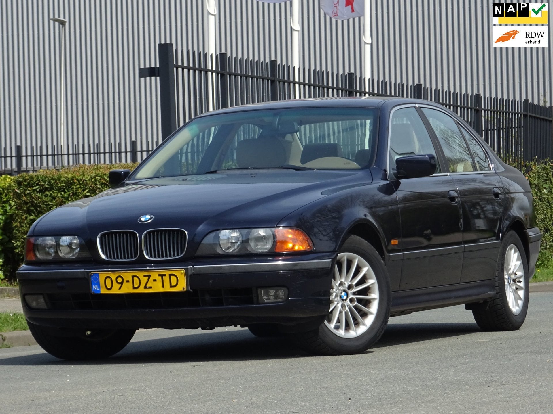 BMW 5-serie 523i Executive AUT NAP/LEER/CLIMA/CRUISE/PDC/APK, Auto's, Automaat, Dealer onderhouden, Achterwielaandrijving, Gebruikt