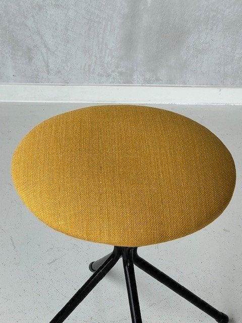 Vintage kruk geel retro krukje jaren 50 design stool 1950s, Gebruikt, Staal, ., Ophalen of Verzenden