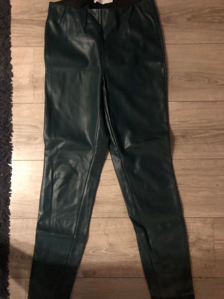 Broek namaakleer groen maat l costes, Kleding | Dames, Broeken en Pantalons, Maat 38/40 (M), Ophalen of Verzenden, Zo goed als nieuw