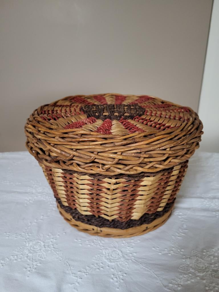 Leuke rotan mand met deksel, Huis en Inrichting, Woonaccessoires | Schalen en Manden, Ophalen of Verzenden, Zo goed als nieuw