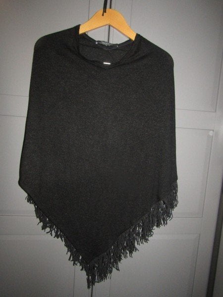 G800 Rozes of Avalon one size poncho antraciet franje klein, Rozes of Avalon, Verzenden, Zo goed als nieuw, Sjaal