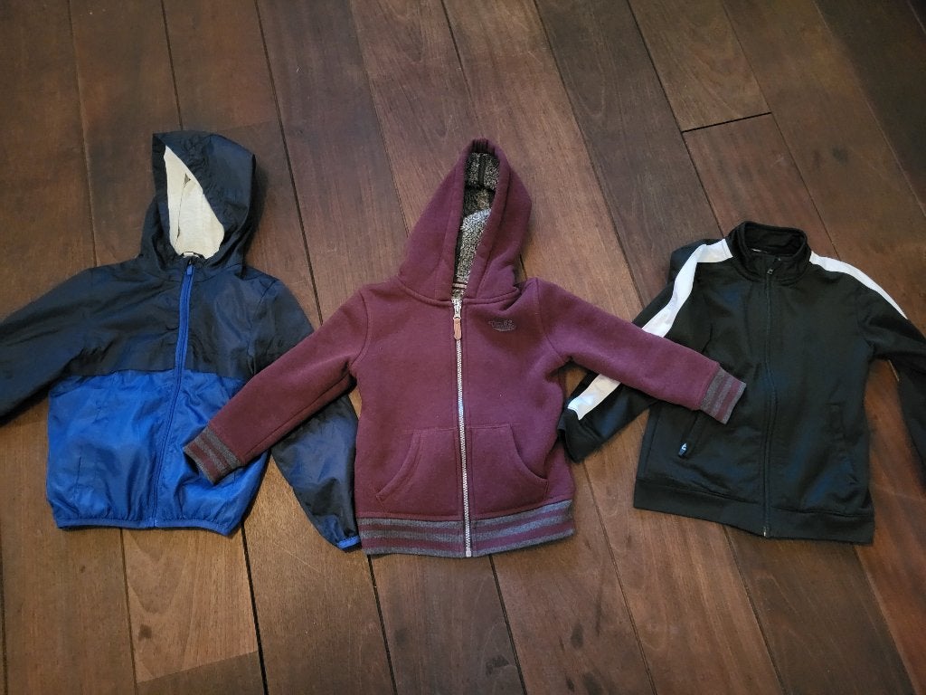 3 jongens jassen - 1 winterjas, 1 regenjas, 1 trainingsjack, Ophalen of Verzenden, Zo goed als nieuw, Maat 110