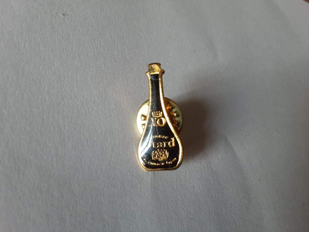 REMY MARTIN pin, Ophalen of Verzenden, Zo goed als nieuw, Gebruiksvoorwerp