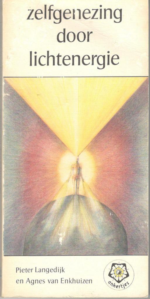 P. Langedijk - Zelfgenezing door lichtenergie., Boeken, Ophalen of Verzenden, Gelezen