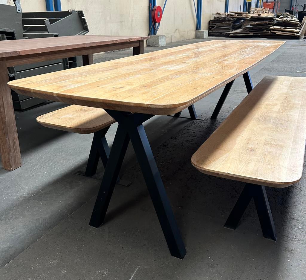 Massieve Eiken Tafels met Metalen Onderstel – Voorraad, Zakelijke goederen, Horeca | Meubilair en Inrichting, Ophalen, Gebruikt