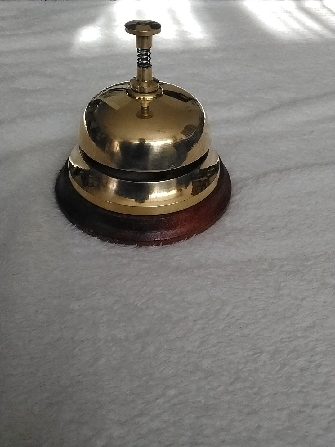 Koperen receptiebel met houten voet - 11,5 cm, Ophalen of Verzenden