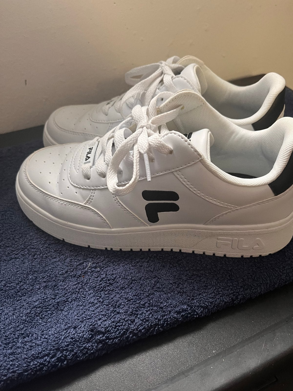 Witte Fila Sneakers - Zo goed als nieuw, Kleding | Dames, Ophalen, Zo goed als nieuw, Wit, Sneakers of Gympen