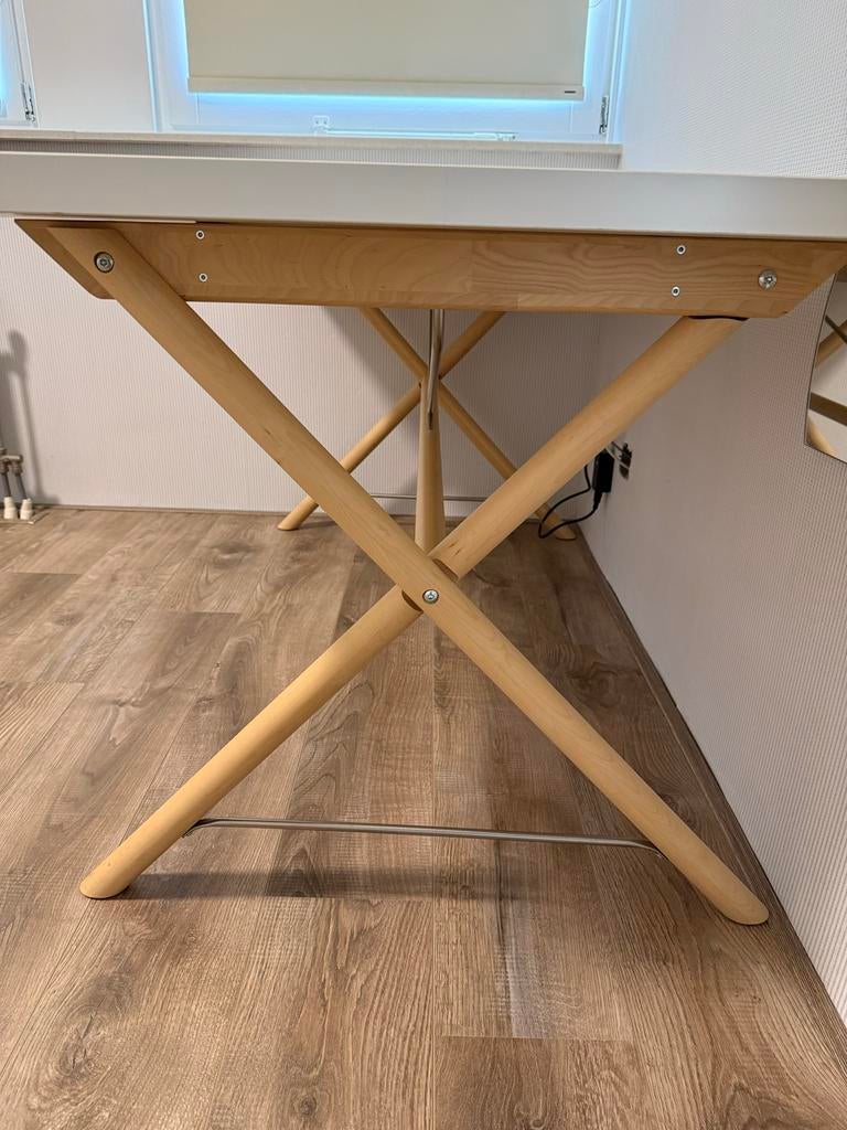 Witte (Ikea) tafel met houten onderstel, Ophalen