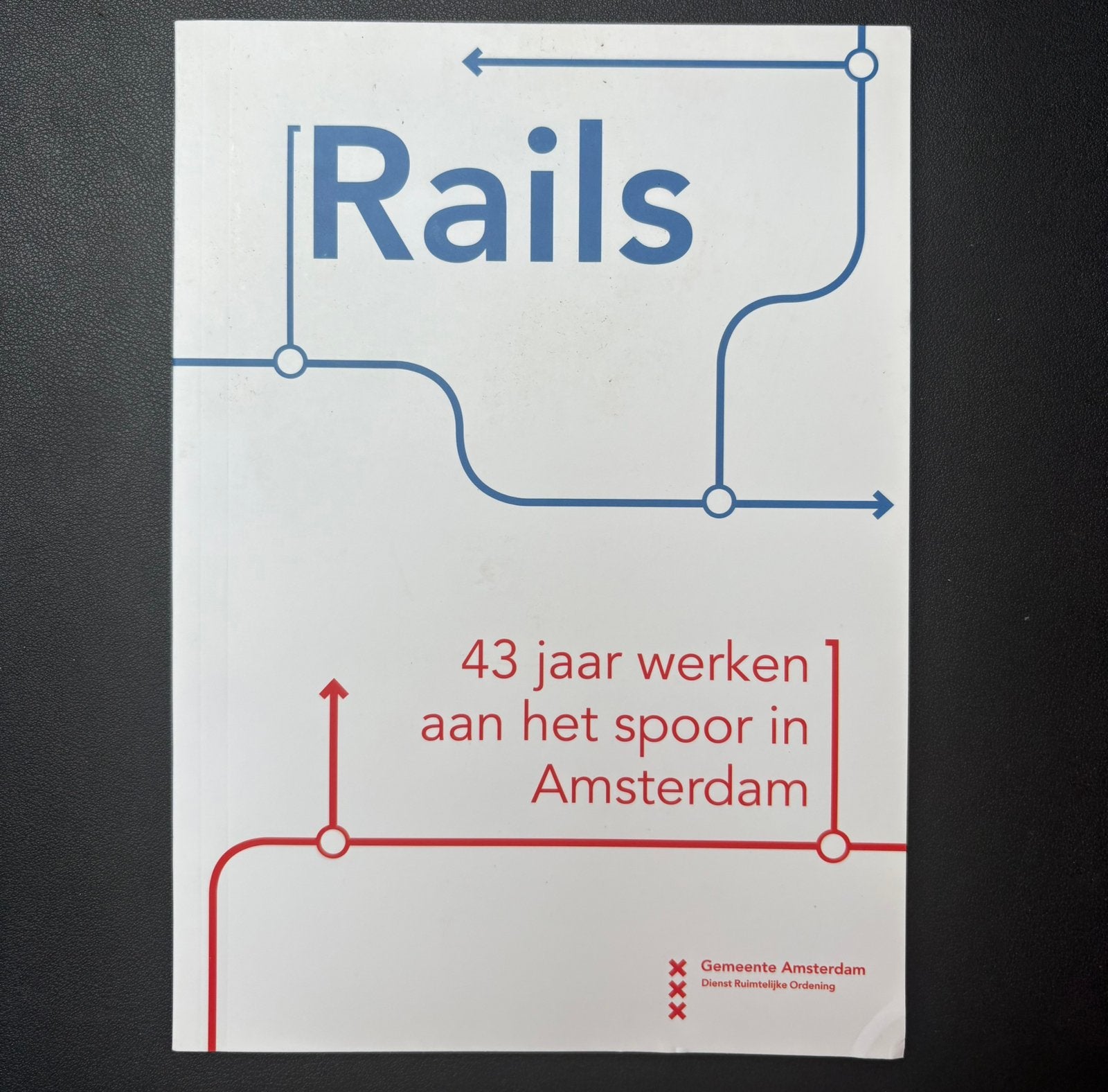 Rails - 43 jaar werken aan het spoor in Amsterdam (2013), Verzamelen, Spoorwegen en Tramwegen, Zo goed als nieuw, Trein, Boek of Tijdschrift
