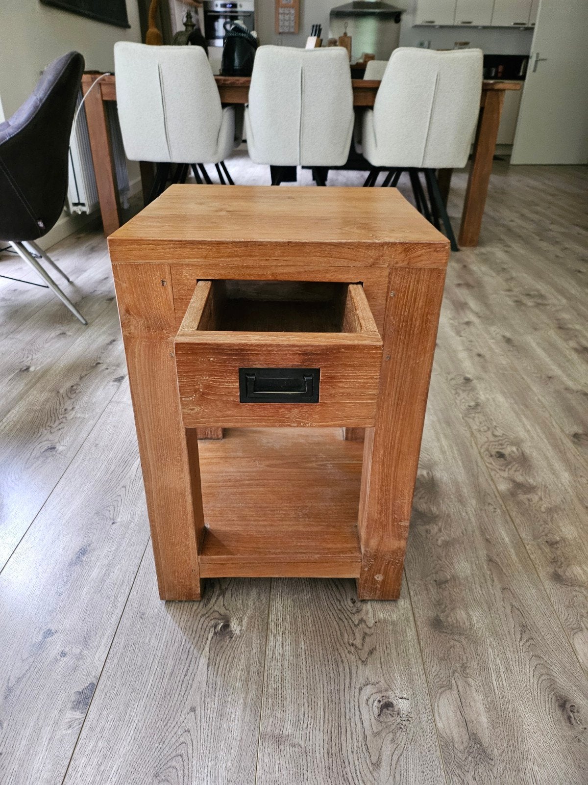 Massief houten bijzettafel met lade, Minder dan 55 cm, Gebruikt, Landelijk, Robuust, Vierkant