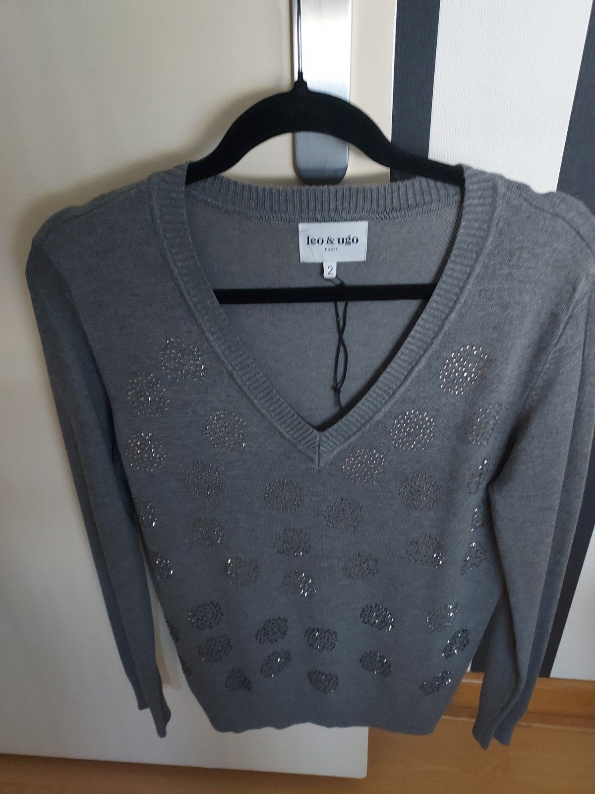 Leo & Ugo Paris Trui met V-hals en strass, Maat 38/40 (M), Leo & Ugo Paris, Nieuw, Ophalen of Verzenden