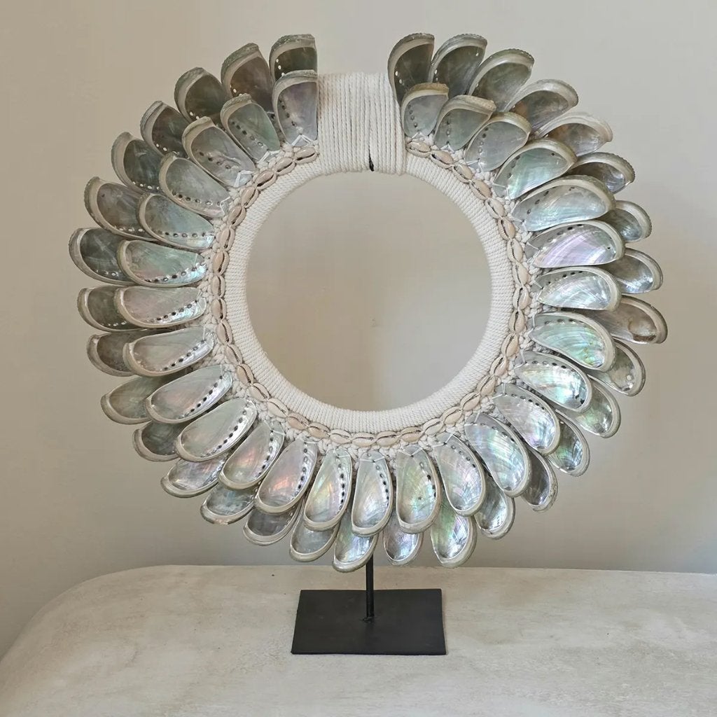 Abalone schelpenketting op standaard uit Bali, Huis en Inrichting, Krans, 45 cm, Ophalen of Verzenden, Tropical home