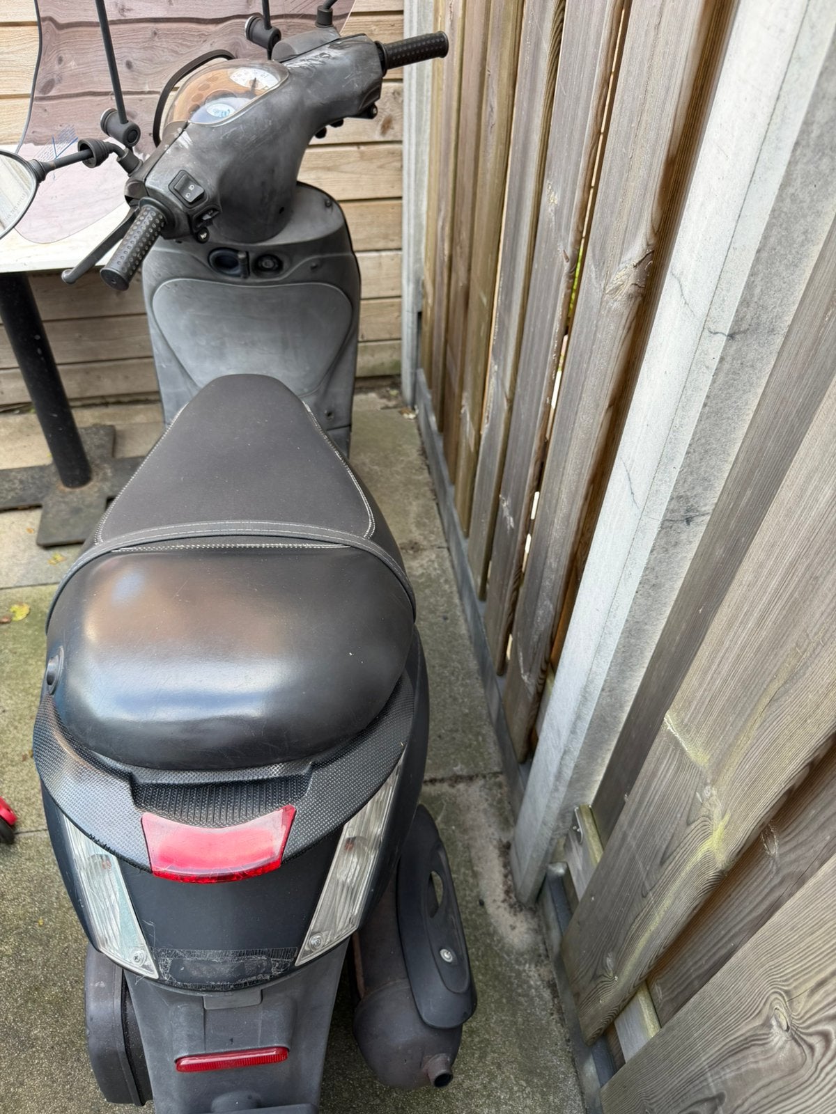 Te koop brommer met helm bauwjaar 2017 werkt goed, Fietsen en Brommers, Ophalen of Verzenden, Overige merken