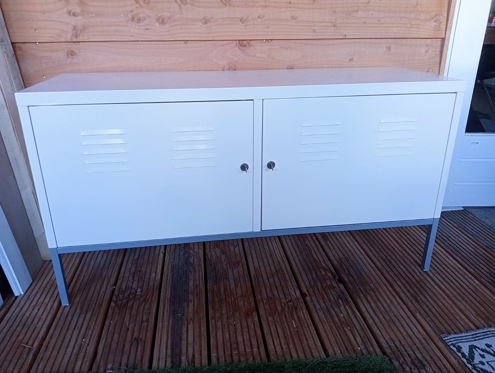 Witte metalen kast met 2 deuren - Industrieel design, Ophalen of Verzenden, Zo goed als nieuw, Industrieel